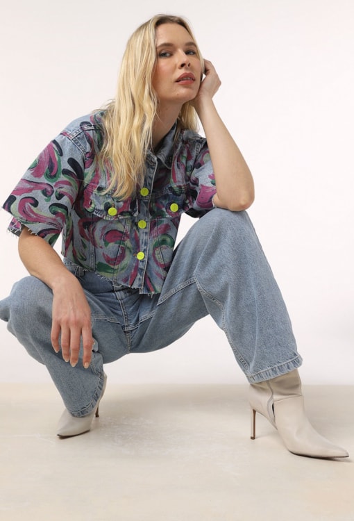 Casaco de ganga cropped com abstrato