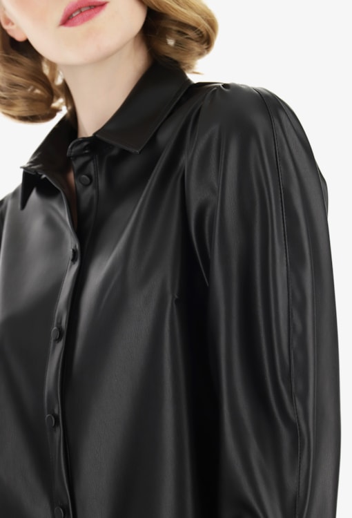 Camisa efeito pele com mangas abalonadas