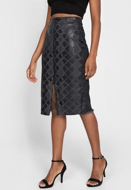 Saia midi em sarja resinada com padrão de cobra