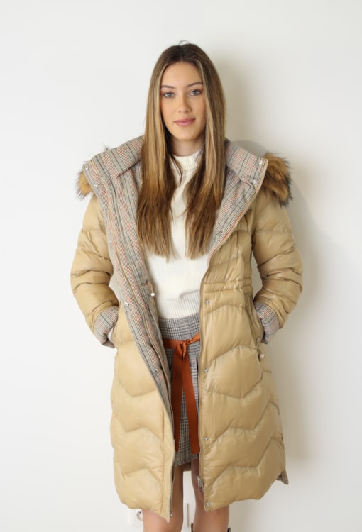 Casaco acolchoado com detalhe xadrez