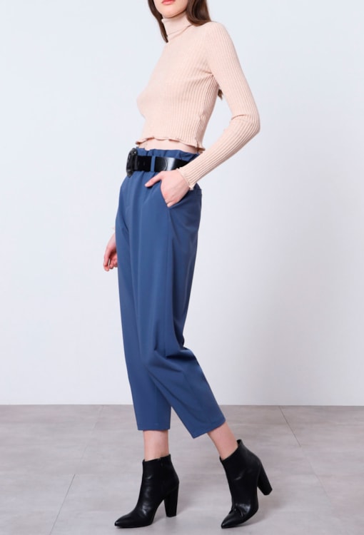 Calças cintura subida e cinto