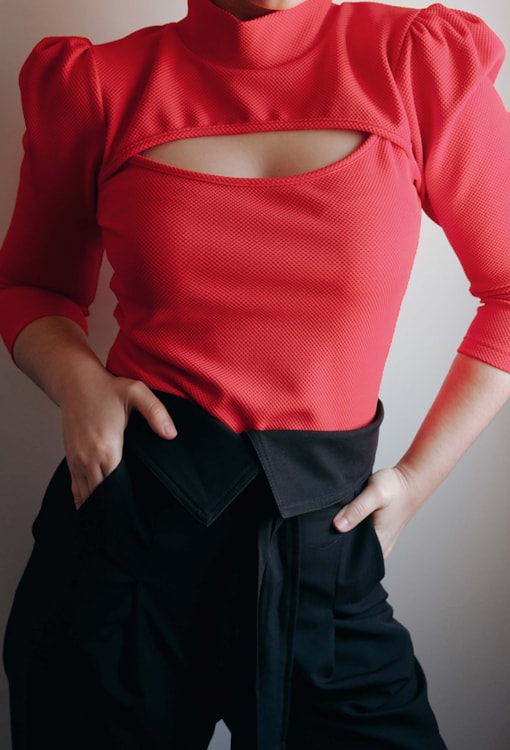 Camisola gola subida e cut out