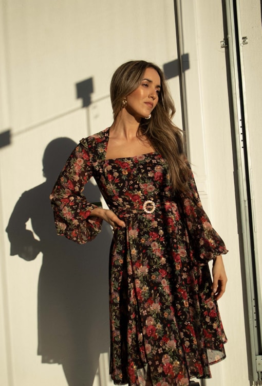 Vestido estampado e folhos