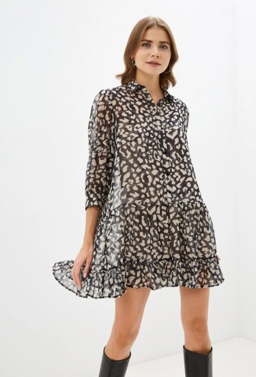 Vestido estilo camiseiro curto com cinto