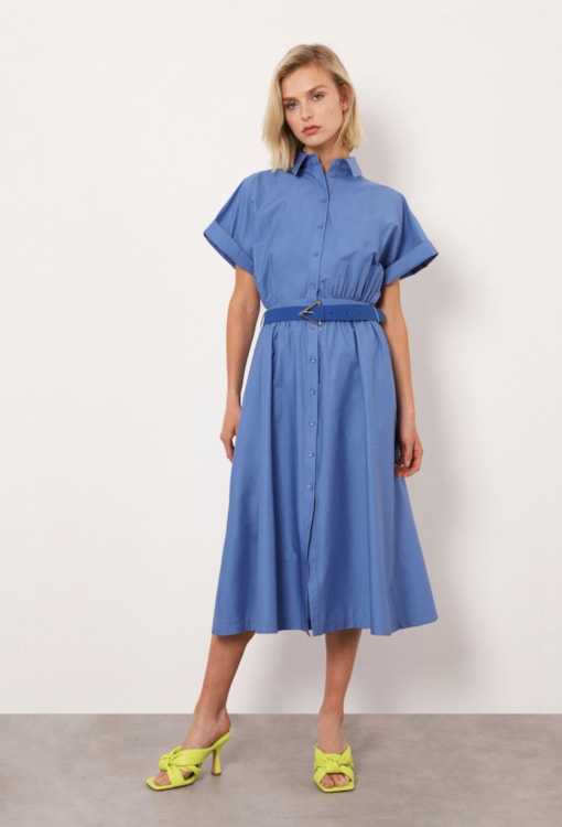 Vestido estilo camiseiro com cinto