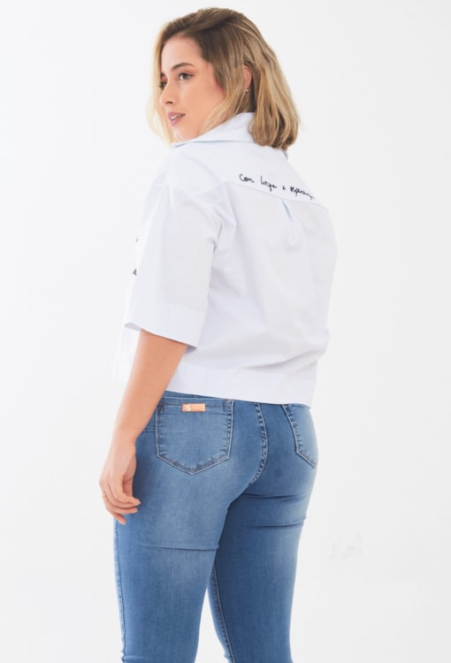 Camisa cropped com frases