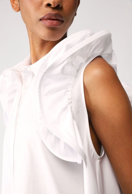 Vestido estilo camiseiro com folhos